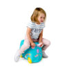 Trunki Una the Unicorn Rejsekuffert, pige sidder på kufferten.