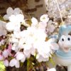 Kelpie Bidering hvid/lyseblå, lindrende til babys ømme gummer bag blomster