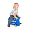 Trunki Percy the Police Car, dreng sidder på kufferten.