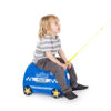 Trunki Percy the Police Car, dreng sidder på kufferten og bliver trukket.